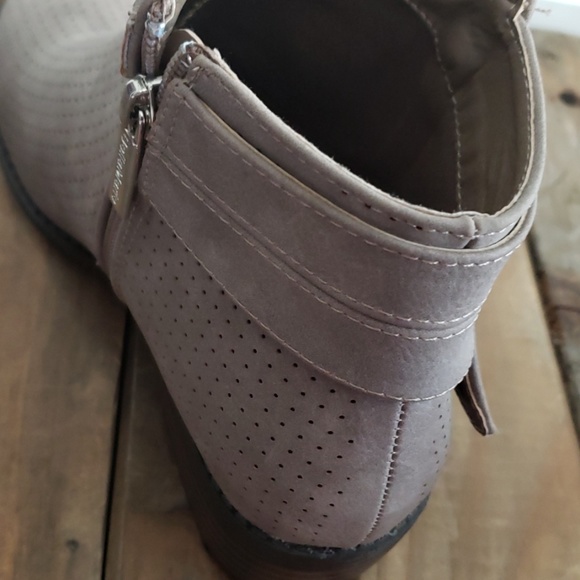 Short heel Taupe Bootie by bella marie - Picture 3 of 6